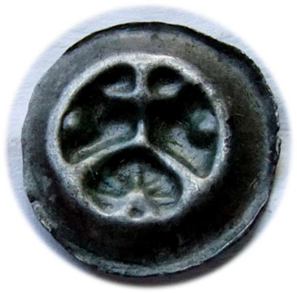 Brakteat krzyż na arkadzie z gwiazdą Zakon Krzyżacki (1)