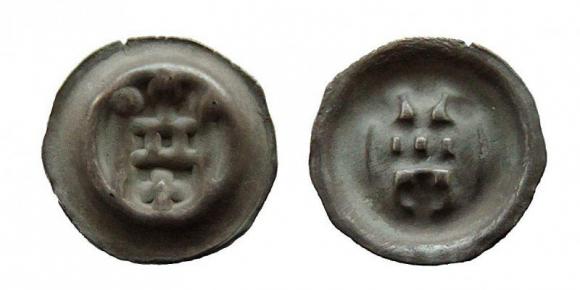 Brakteat brama z kropkami i krzyżykiem Zakon Krzyżacki (1)